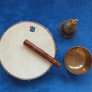 bol, cloche tibétaine et tabourin pour le son